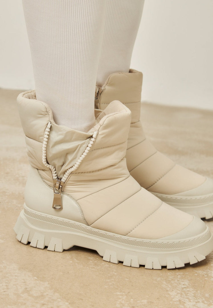 A stylish pair of women's winter beige platform boots, the perfect fashion statement for the cold season.