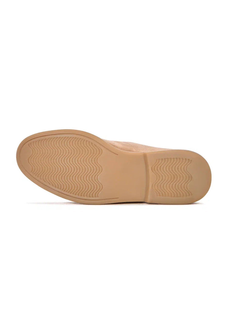 A stylish pair of beige loafers, perfect for urban style comfort. Trendy and fashionable slip-ons for a chic look.