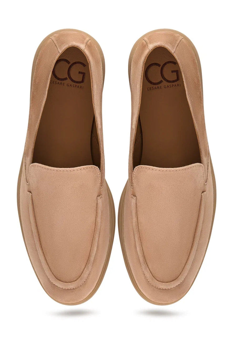 A stylish pair of beige loafers, perfect for urban style comfort and trendy footwear fashionistas - these comfortable slip-ons are a must-have!