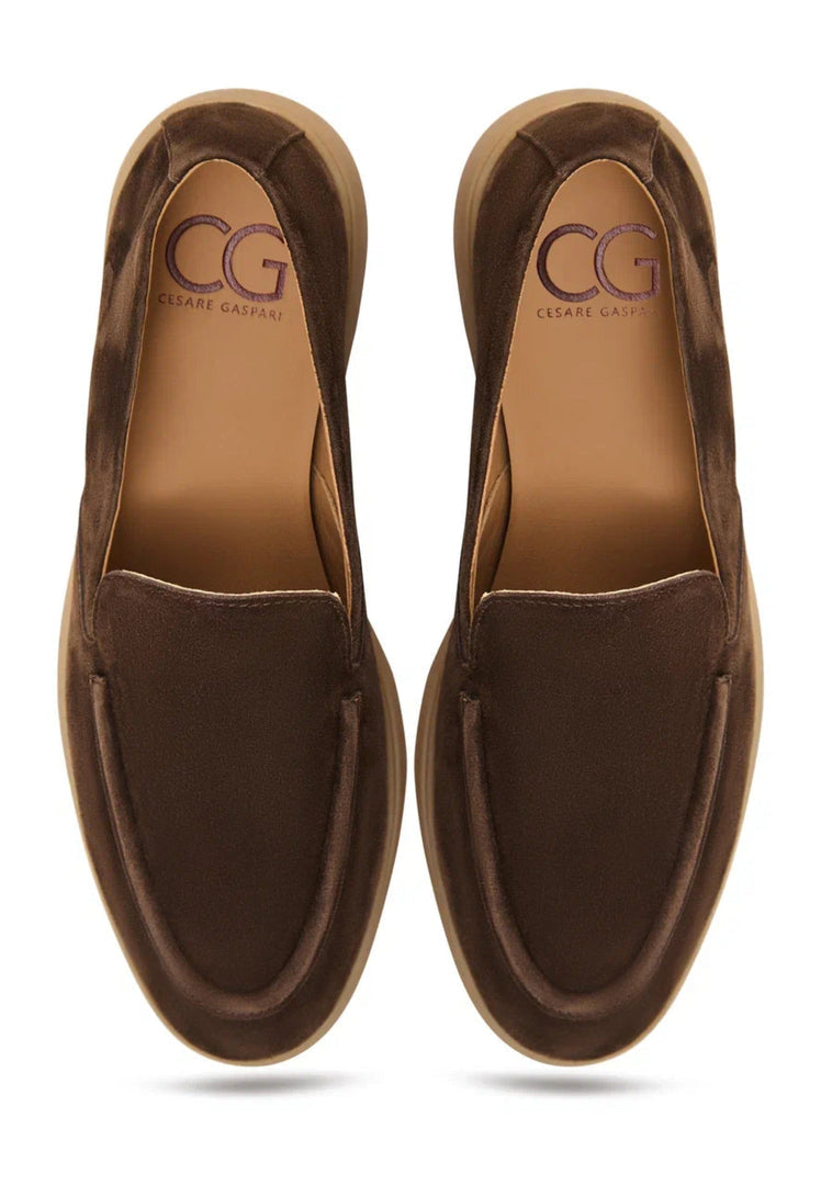 A pair of comfortable and stylish brown men's loafers, perfect for urban ease and casual footwear looks.