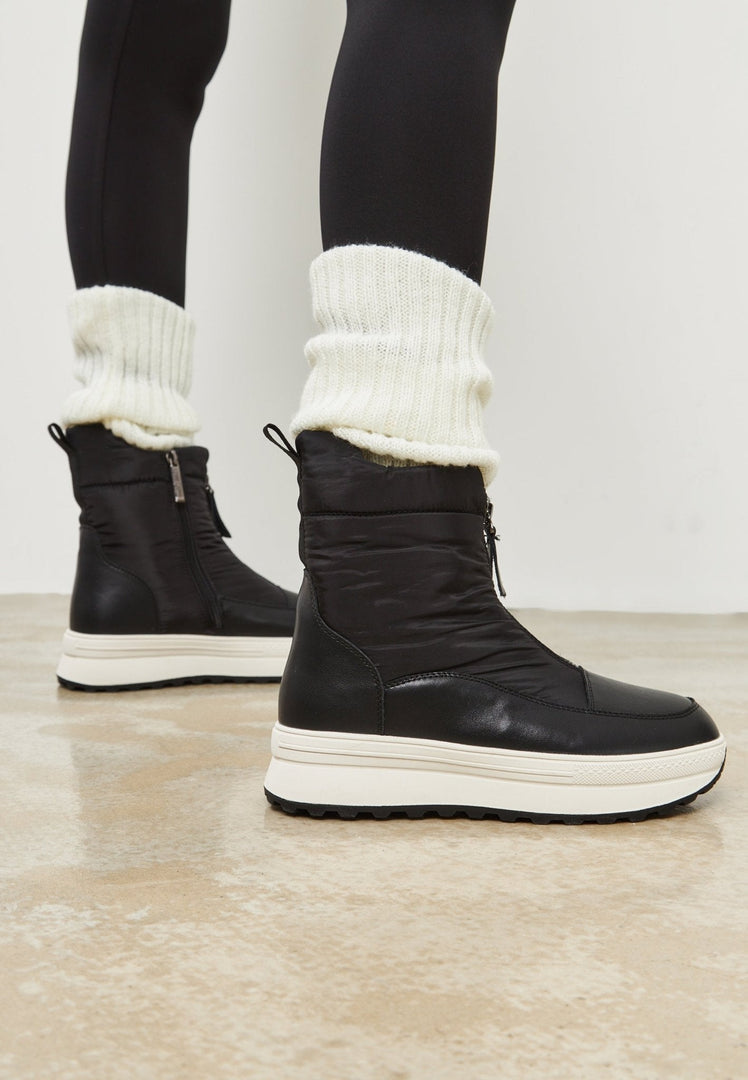 Stay warm and stylish this winter with these black platform boots, the perfect choice for your winter fashion needs.