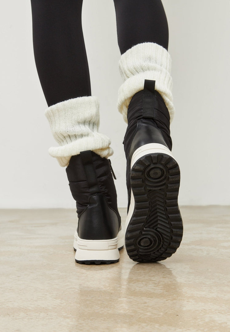 A stylish pair of black platform winter boots, perfect for staying warm and fashionable in the winter season.