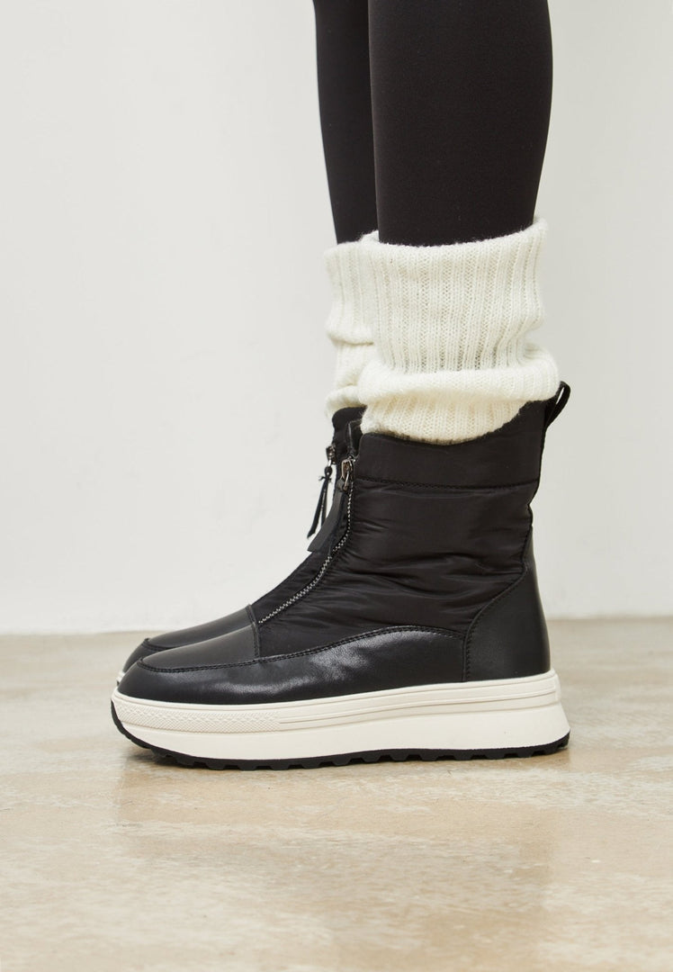 Stay cozy and stylish this winter with these black platform boots, the perfect choice for chic and warm winter fashion.