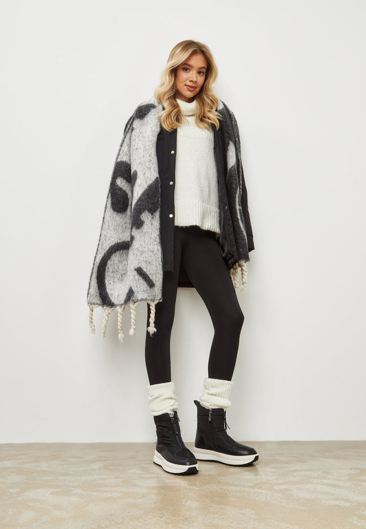 A stylish pair of black platform winter boots, perfect for staying warm and fashionable this season.