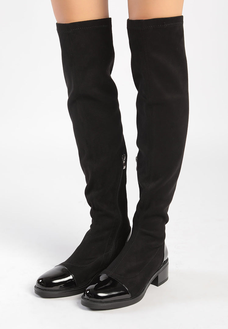 Czarne buty za kolano z lakierowanymi noskami - eleganckie i wygodne