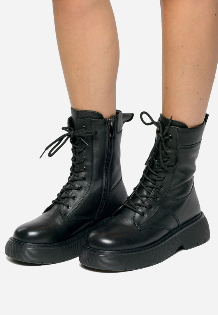 Zwarte boots met vetersluiting en plateauzool