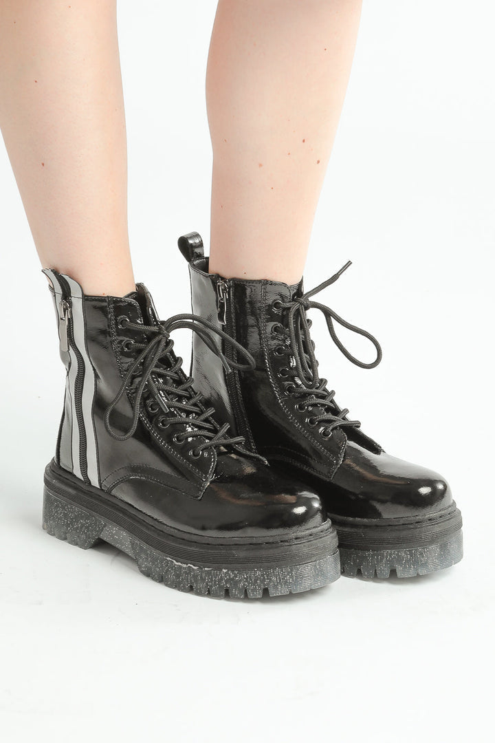 Błyszczące buty na platformie Combat