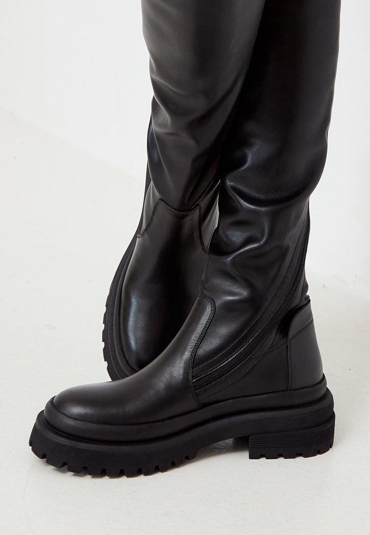 Botas con plataforma de piel por encima de la rodilla