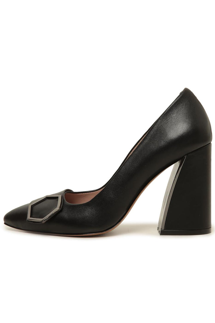Zapato de tacón con hebilla geométrica