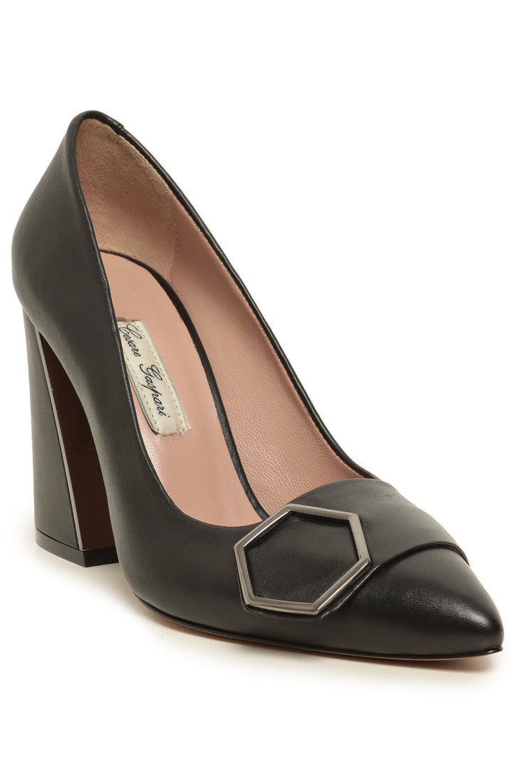 Zapato de tacón con hebilla geométrica