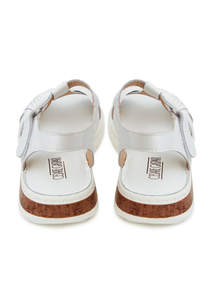 A stylish pair of leather platform heels for urban women, featuring chic design and high heel sandals for a fashionable look.