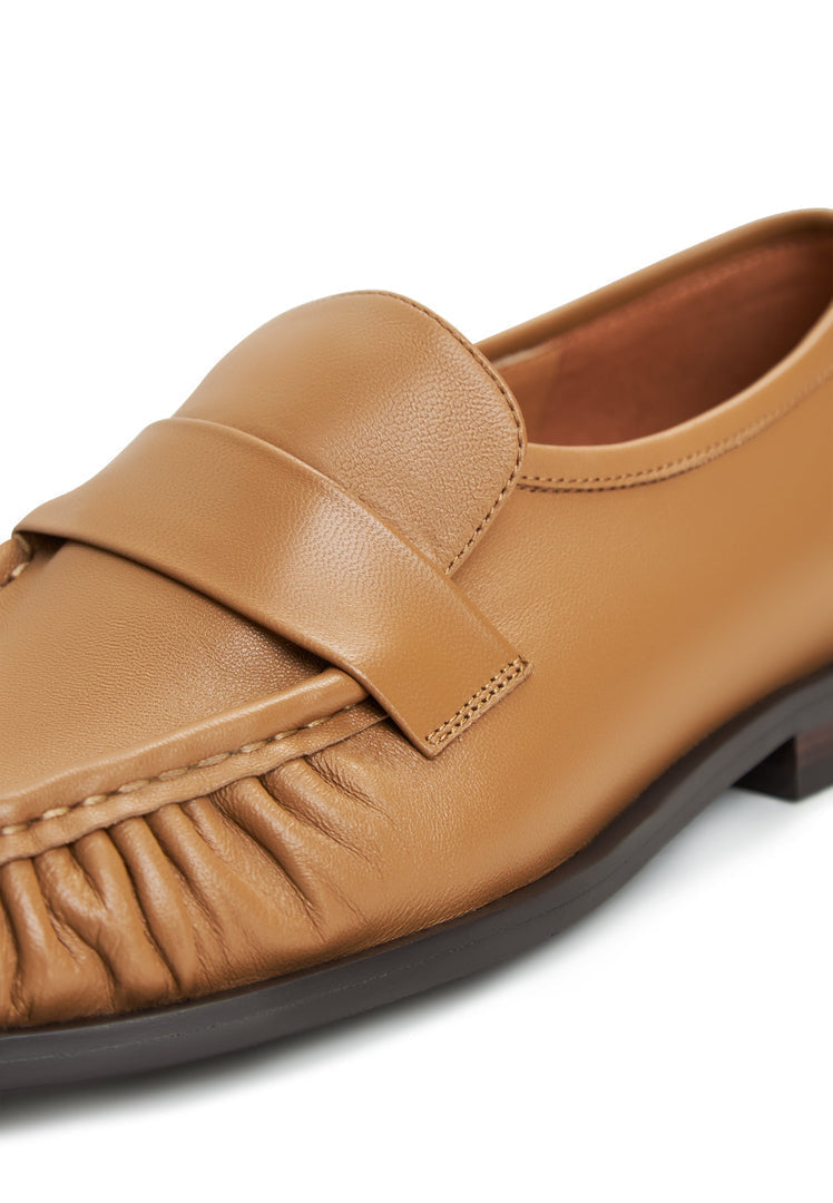 A pair of Isabel beige leather loafers for women, ideal as classic footwear.