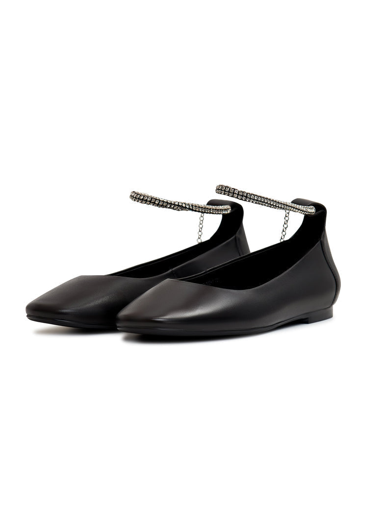 A pair of stylish and comfortable Lola ballerinas with a flat sole - ideal for any occasion.