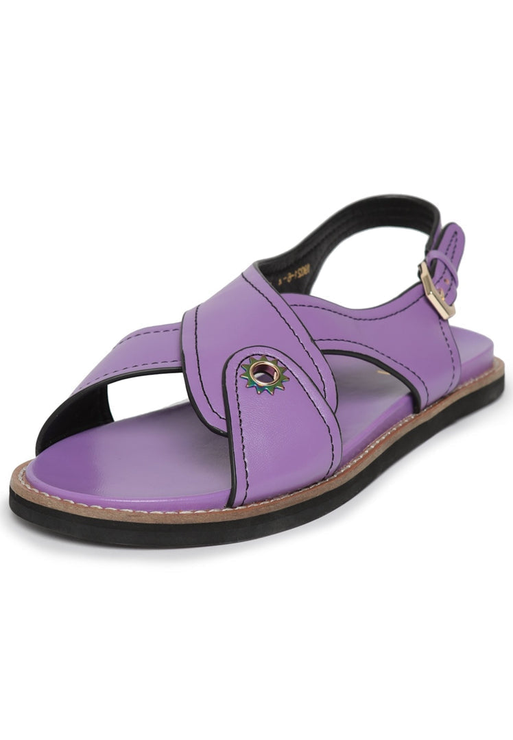 A stylish pair of women's flat sandals in a classic design, perfect for summer with a comfortable fit.