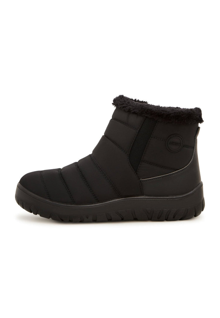 A pair of stylish women's winter platform boots in black, featuring a chunky design perfect for cold weather, a trendy choice for winter footwear.