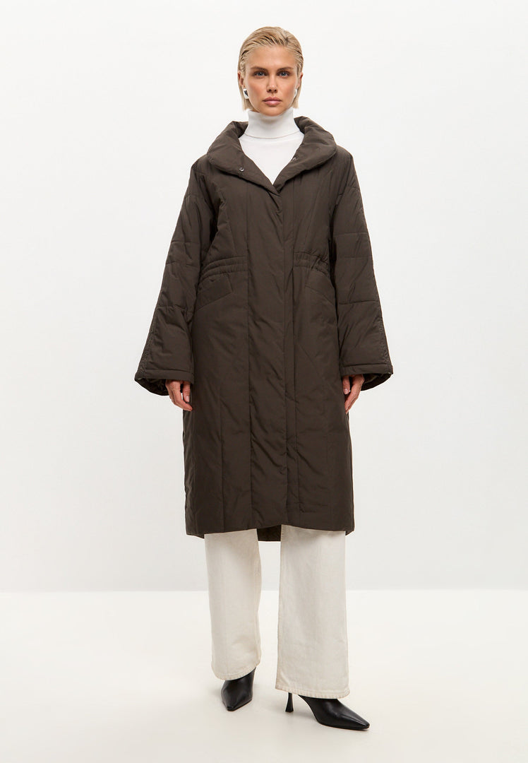 Stay warm and stylish with this fashionable long quilted coat in brown, the perfect women's quilted outerwear for winter.