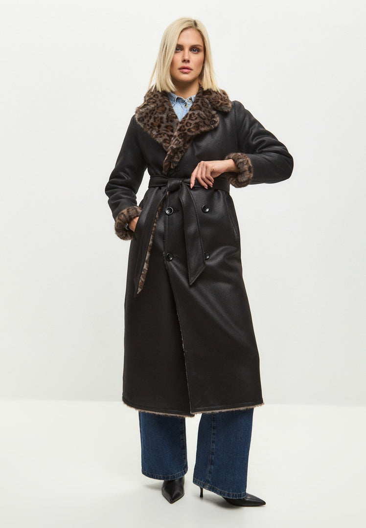 A stylish reversible long coat with faux shearling on one side and an eye-catching animal print on the other, perfect for staying warm in this shearling winter coat. Stay fashionable and cozy with this trendy winter outerwear.