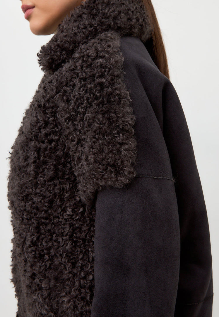 Stay warm and stylish this winter with the Eva shearling coat in black! This cozy and luxurious brown coat is a must-have for your cold-weather wardrobe.