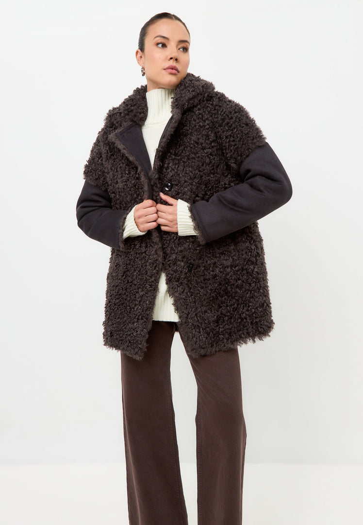 Stay warm and stylish this winter with the Eva shearling coat in brown. This black cozy coat is perfect for cold weather fashion.