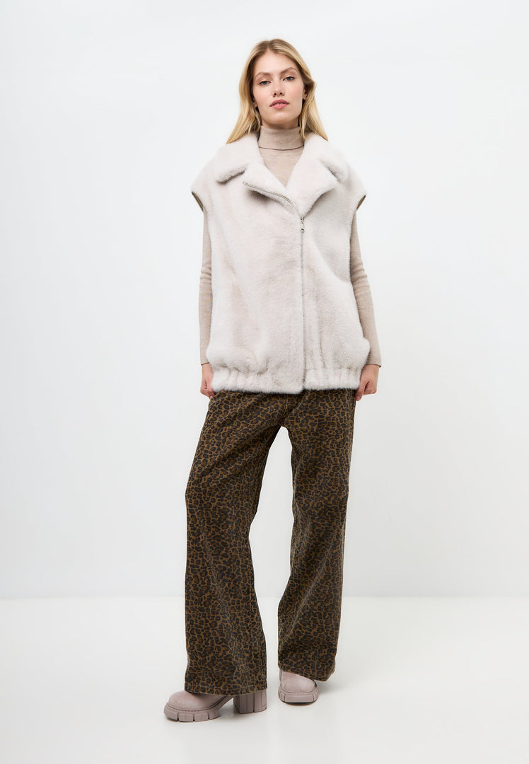 A fashionable white faux fur short coat inspired by Marilyn style for the ultimate winter fashion statement.