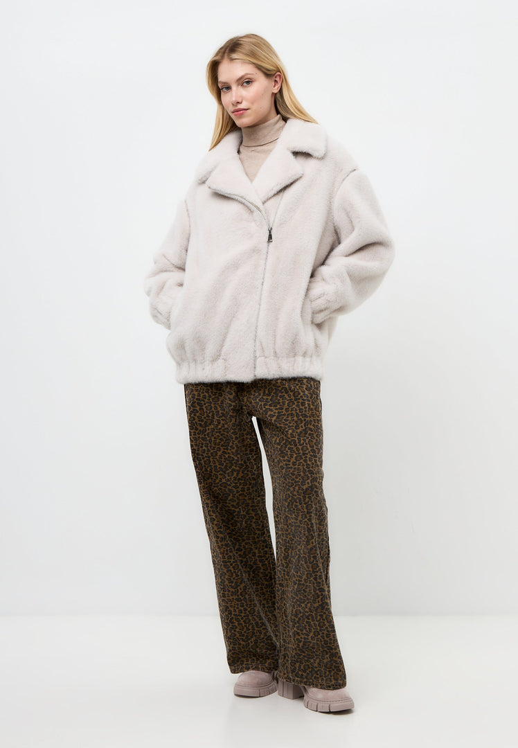 A stylish short white faux fur coat inspired by Marilyn Monroe's iconic look, perfect for winter fashion.
