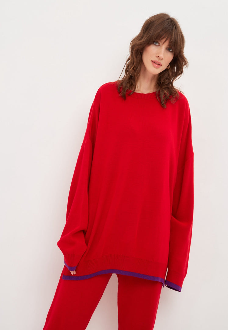 An image of a stylish and comfortable oversized jogger set in red, perfect for plus-size activewear. This cozy athleisure set features oversized sweatpants for a relaxed and trendy look.