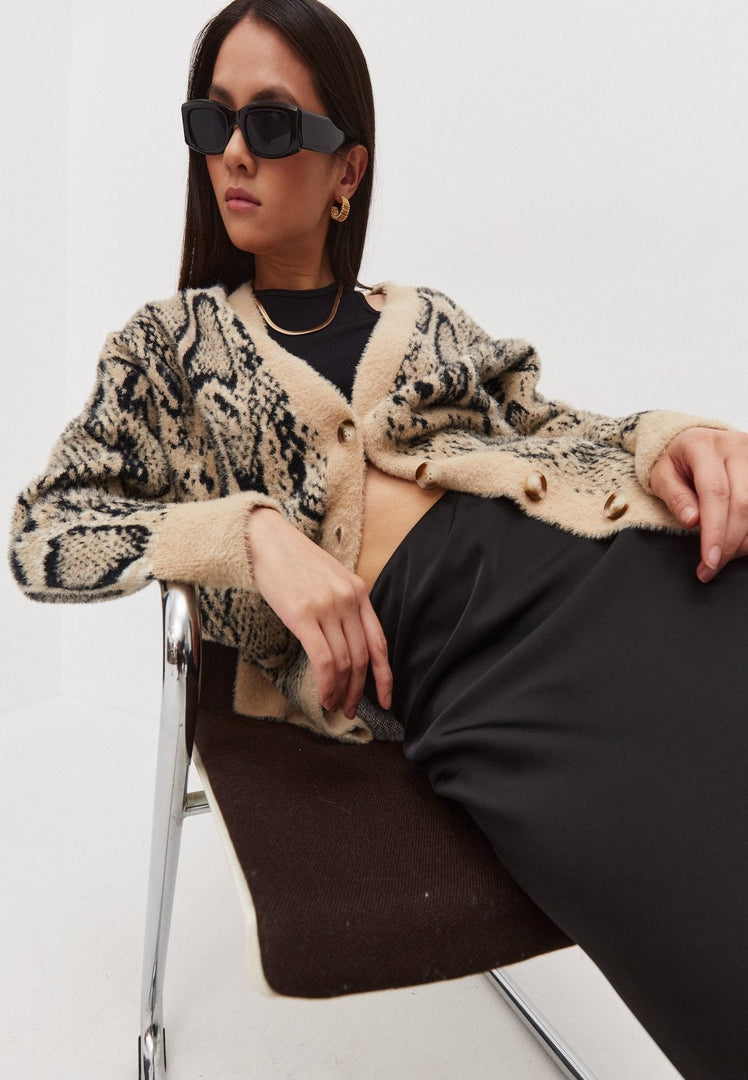 Stay warm and stylish in this cozy women's knit cardigan. The chunky oversized design is perfect for chilly days.