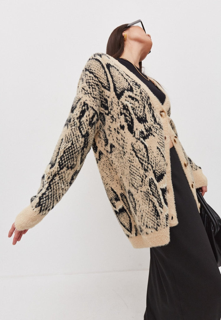 A cozy and stylish oversized chunky knitwear cardigan for women, perfect for staying warm and fashionable all winter long.