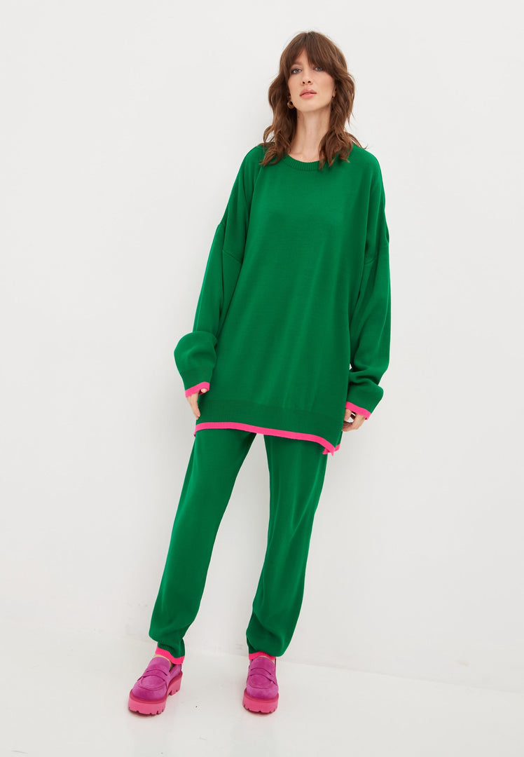 A cozy and stylish green oversized jogger set including an oversized sweatshirt and joggers, perfect for lounging or casual wear. Plus size jogging suit for ultimate comfort and style.
