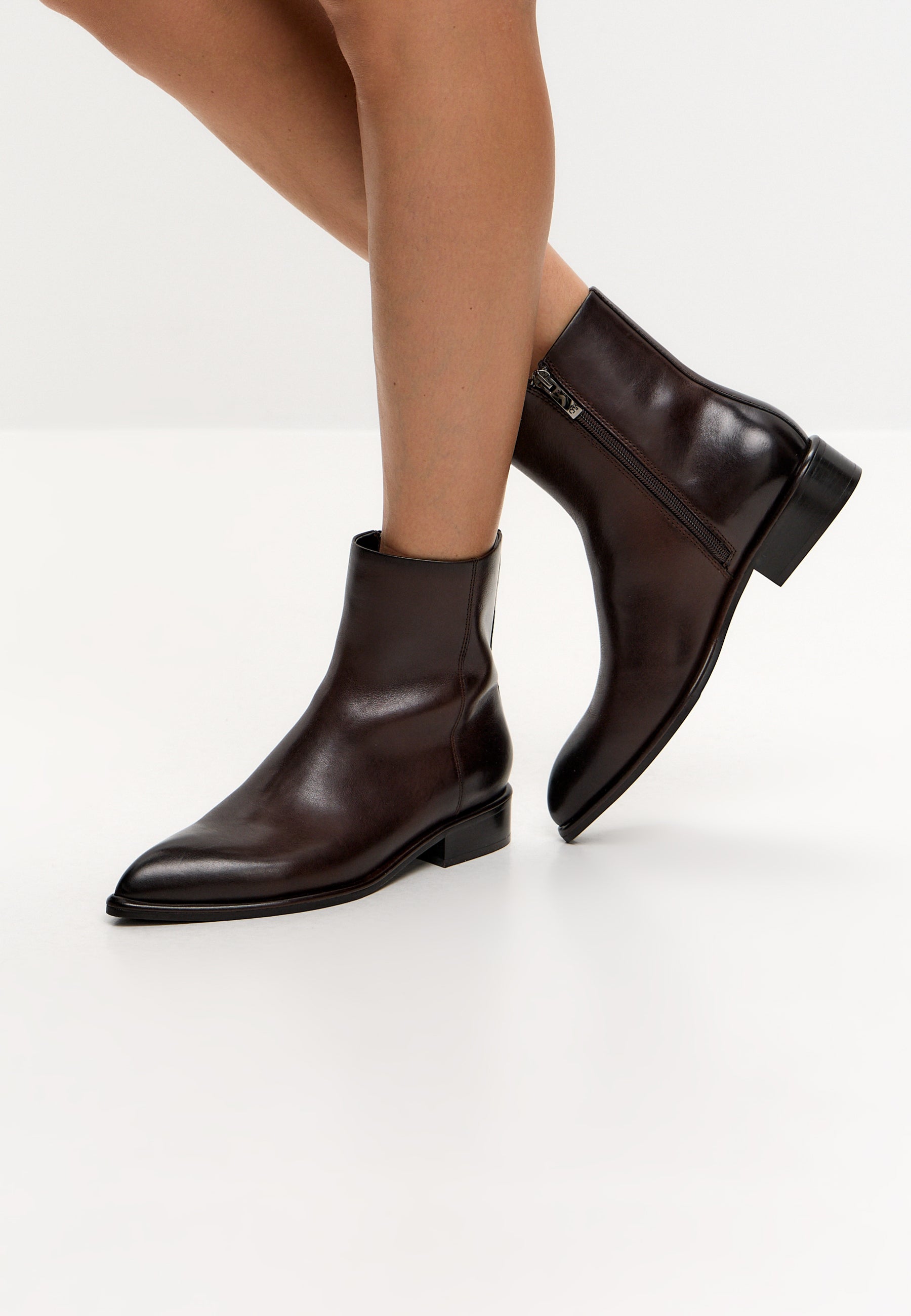 Ankelboots i läder med platt sula