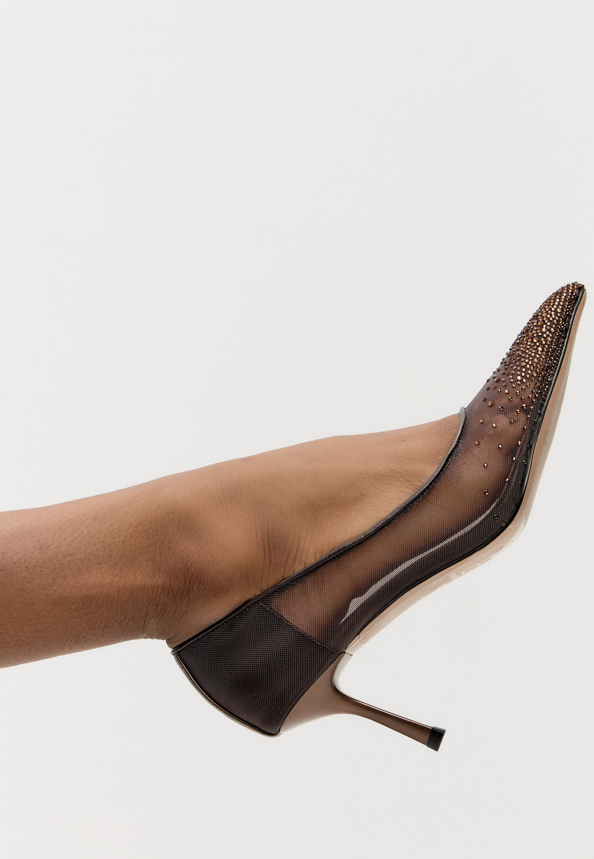 Sapatos de salto em cetim Camille com aplicações – castanho