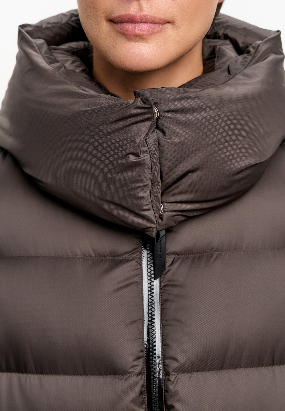 Chaqueta acolchada oversize con capucha y relleno de plumón – Marrón