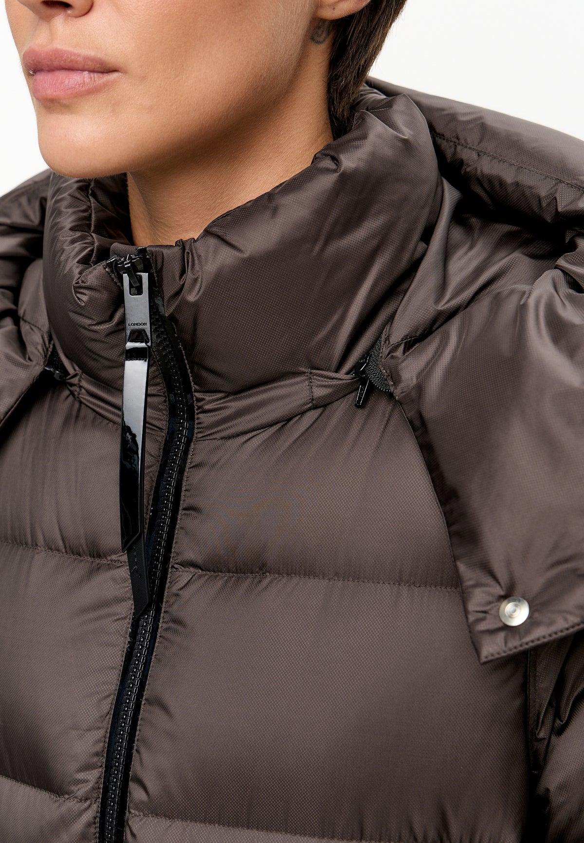 Chaqueta acolchada oversize con capucha y relleno de plumón – Marrón
