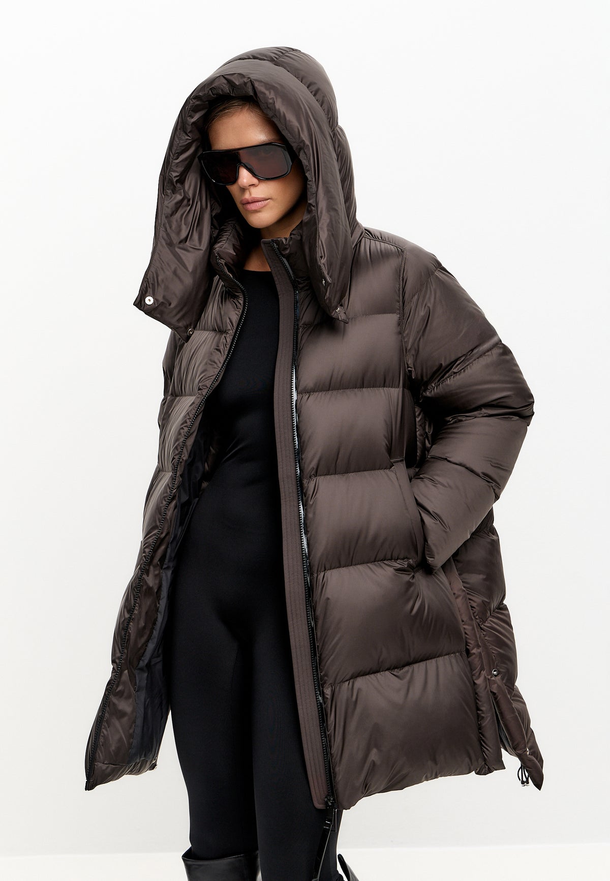 Chaqueta acolchada oversize con capucha y relleno de plumón – Marrón