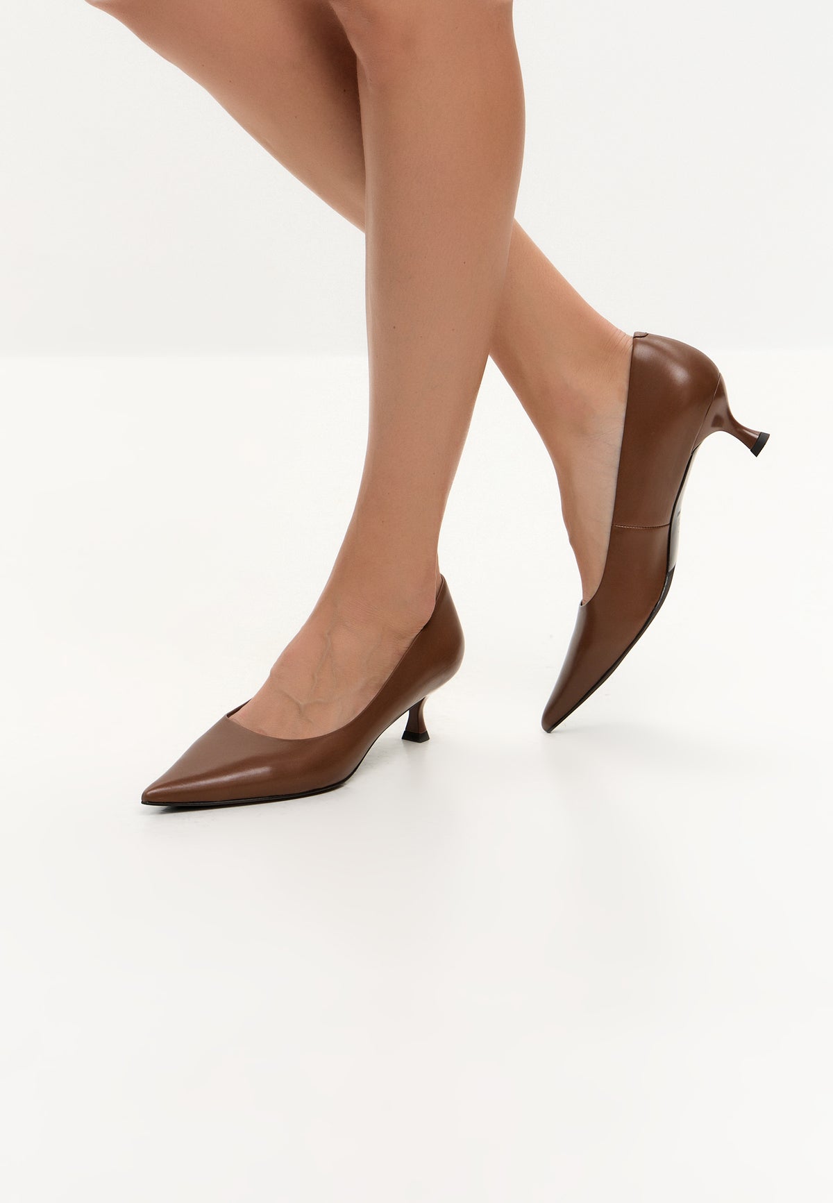 Escarpins à talon kitten en cuir à bout pointu – Beige