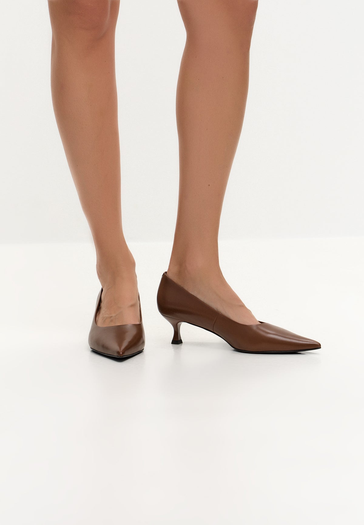 Escarpins à talon kitten en cuir à bout pointu – Beige