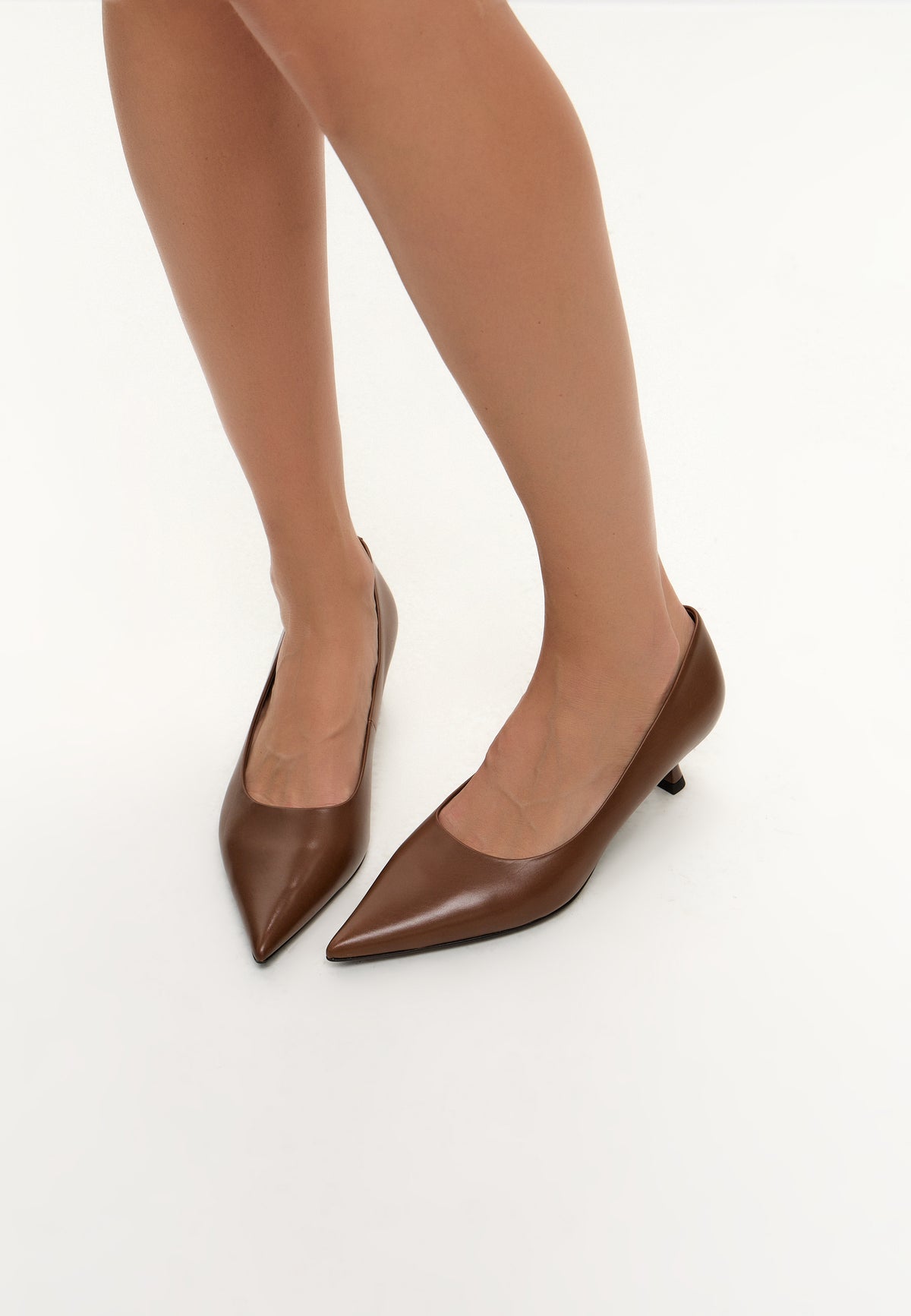 Escarpins à talon kitten en cuir à bout pointu – Beige