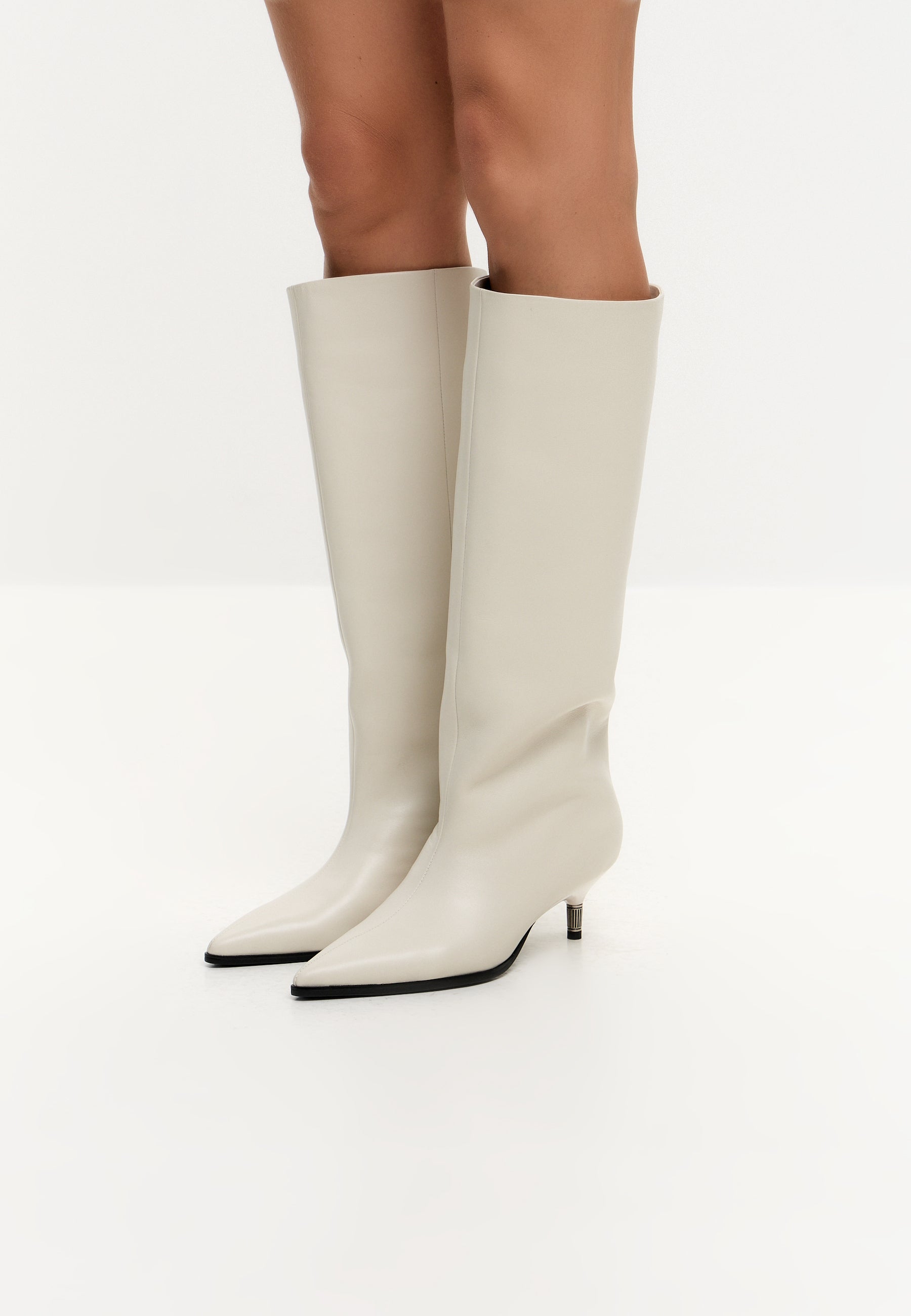 Kniehohe Stiefel aus Leder mit spitzer Kappe – Weiß