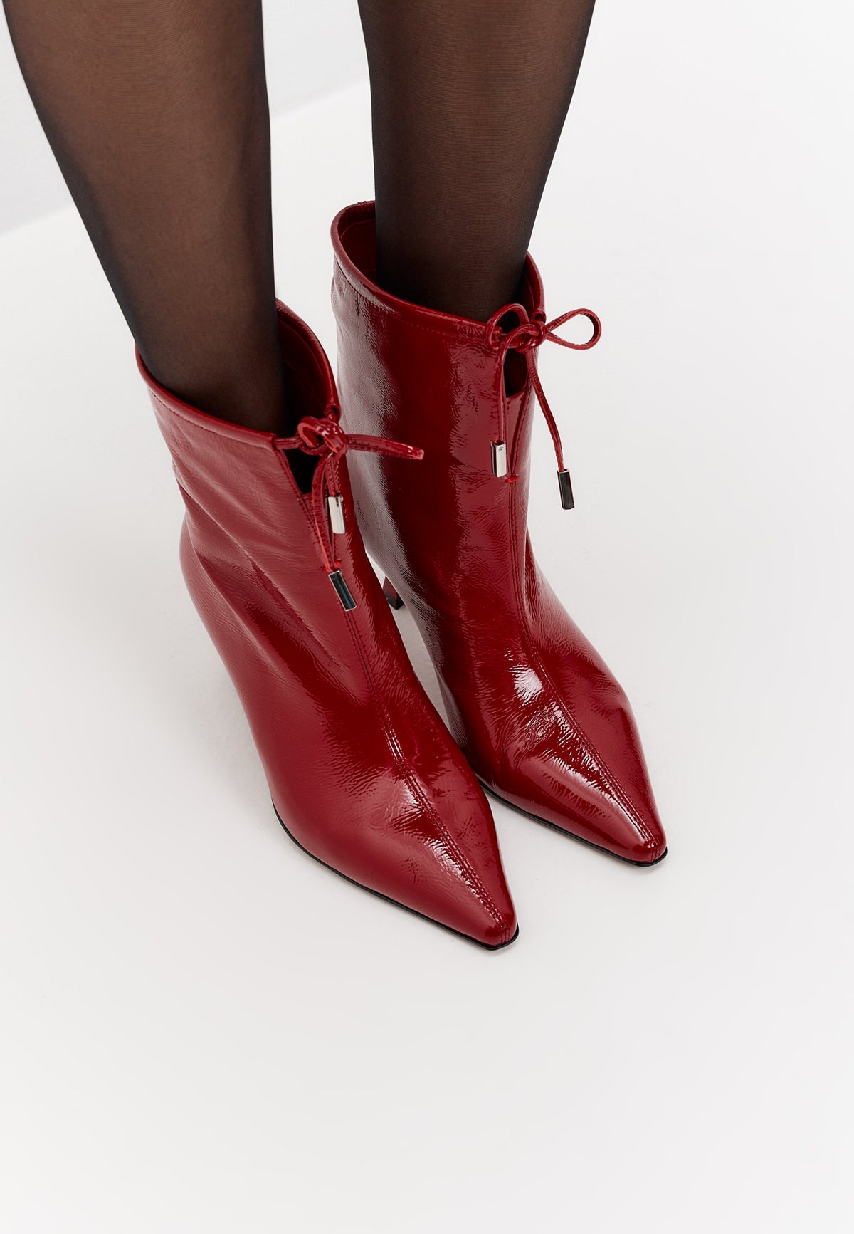 Bottines à talon kitten en cuir verni à bout pointu – Rouge