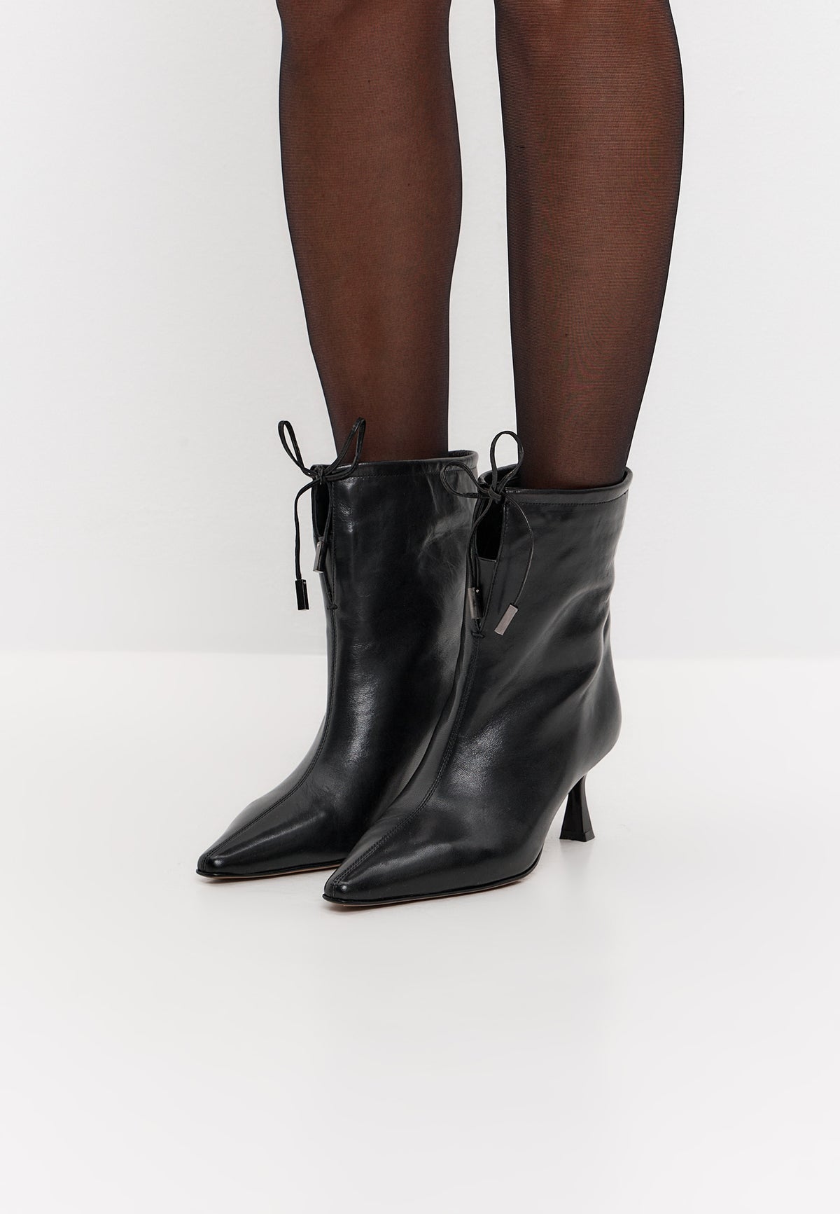 Bottines à bout pointu et talon kitten – Noir