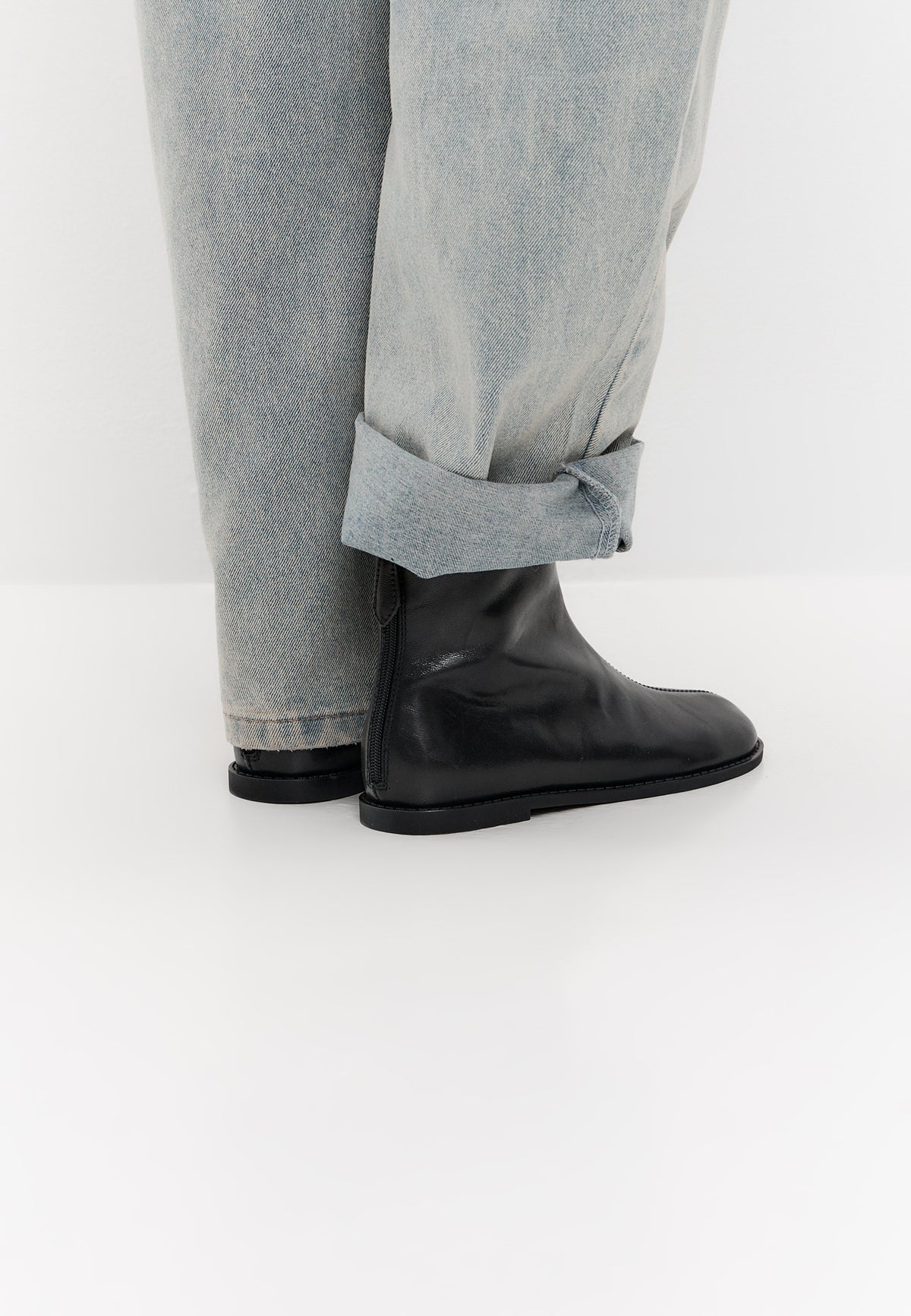 Bottines plates minimalistes en cuir premium – Noir