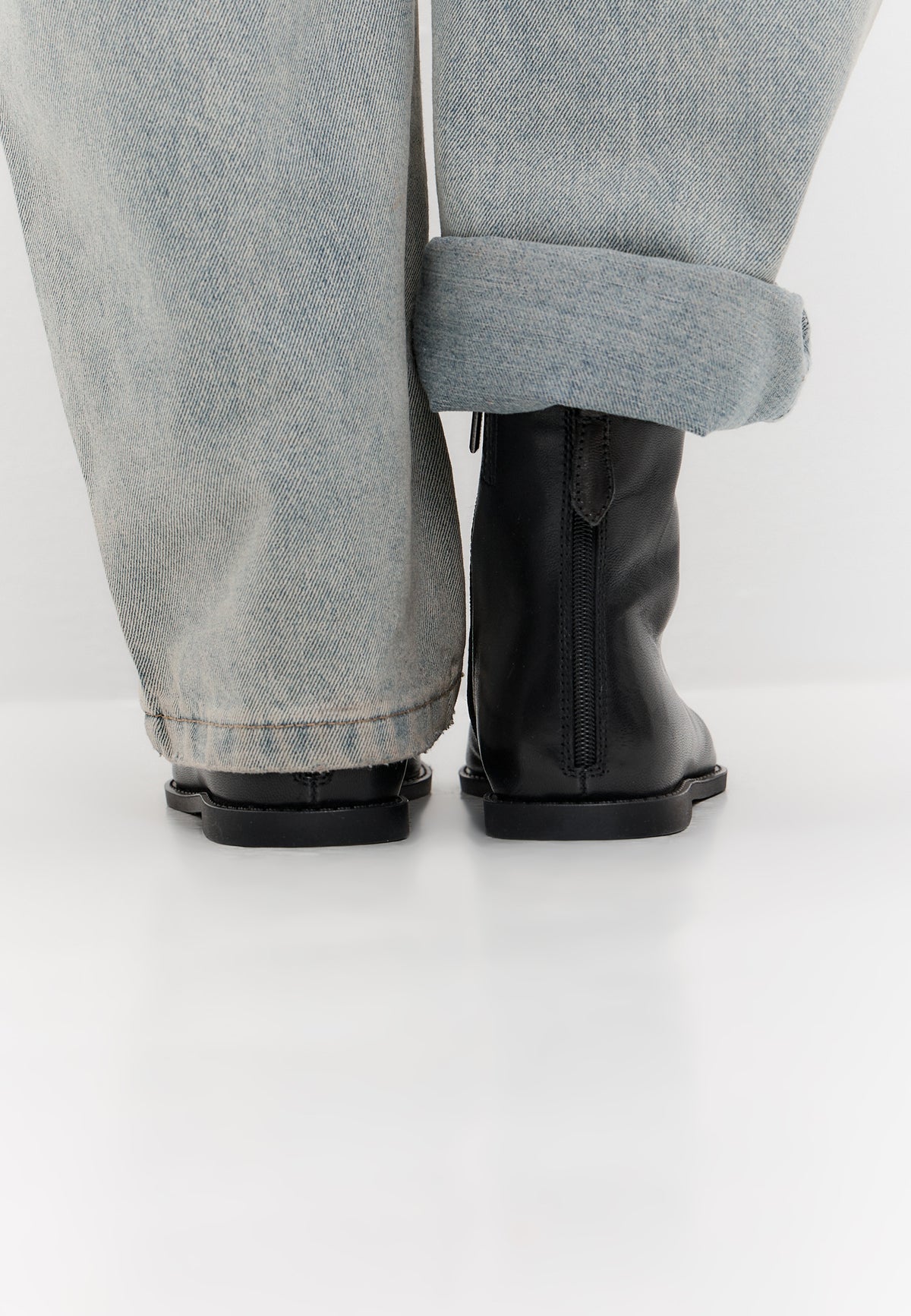 Bottines plates minimalistes en cuir premium – Noir