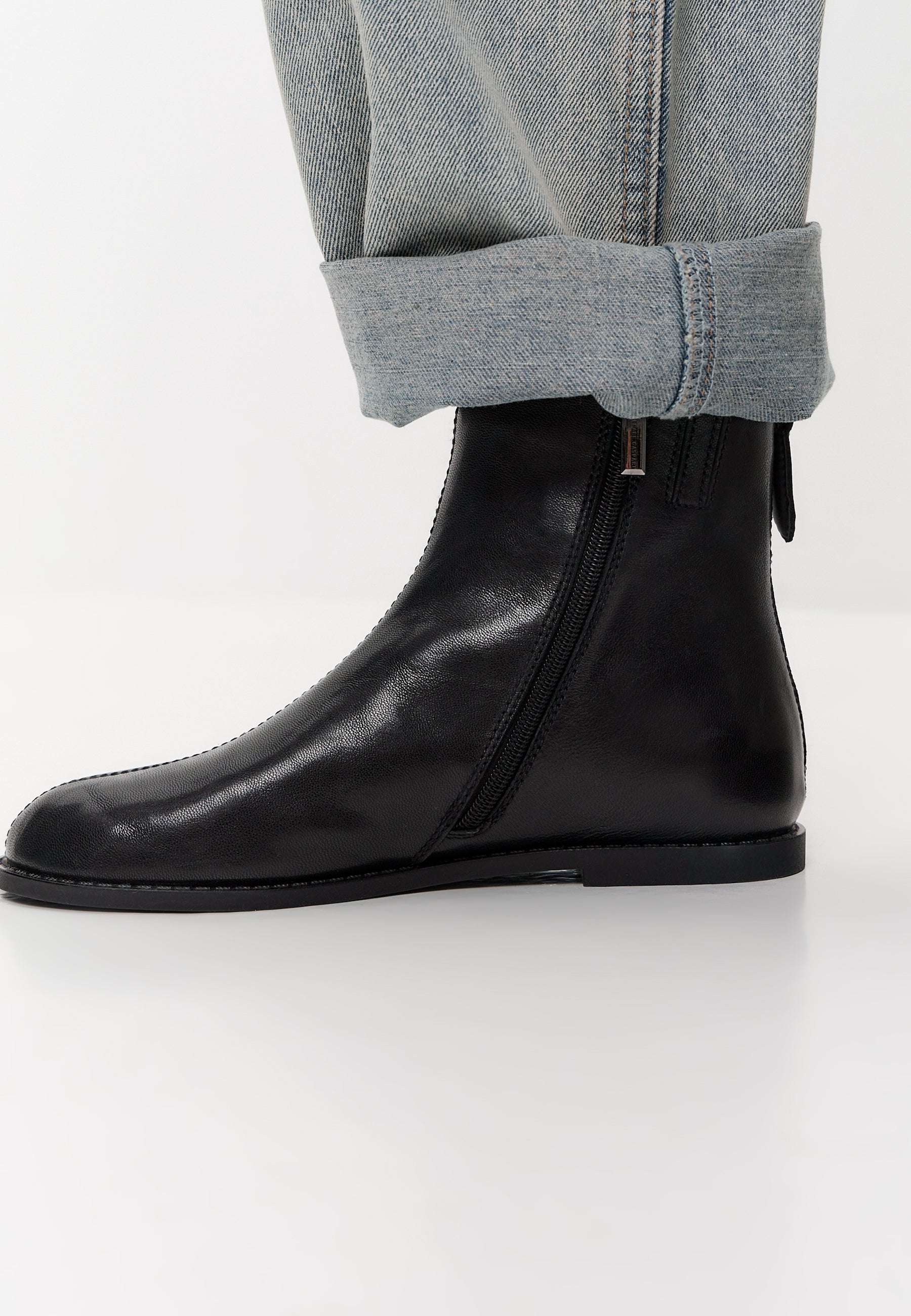 Platta minimalistiska ankelboots i premiumläder – Svart