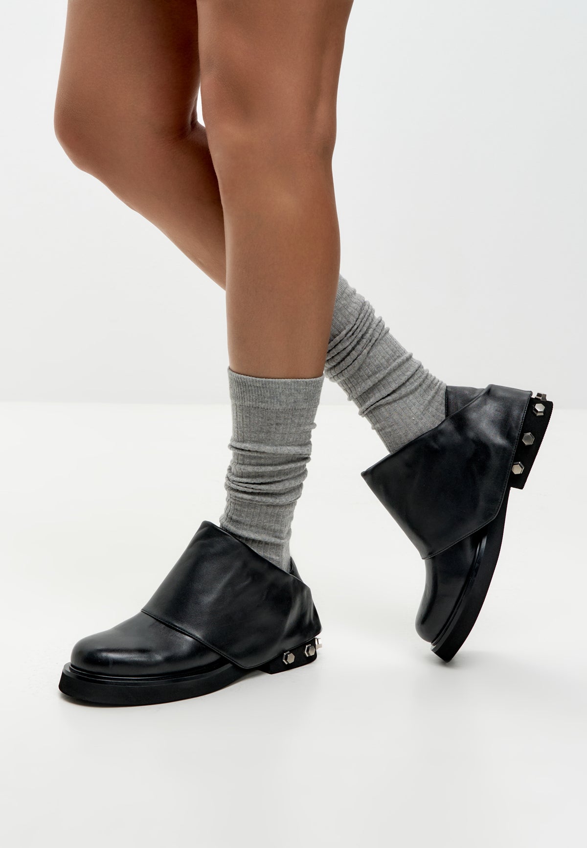 Mules de piel con tacón escultural – Negro