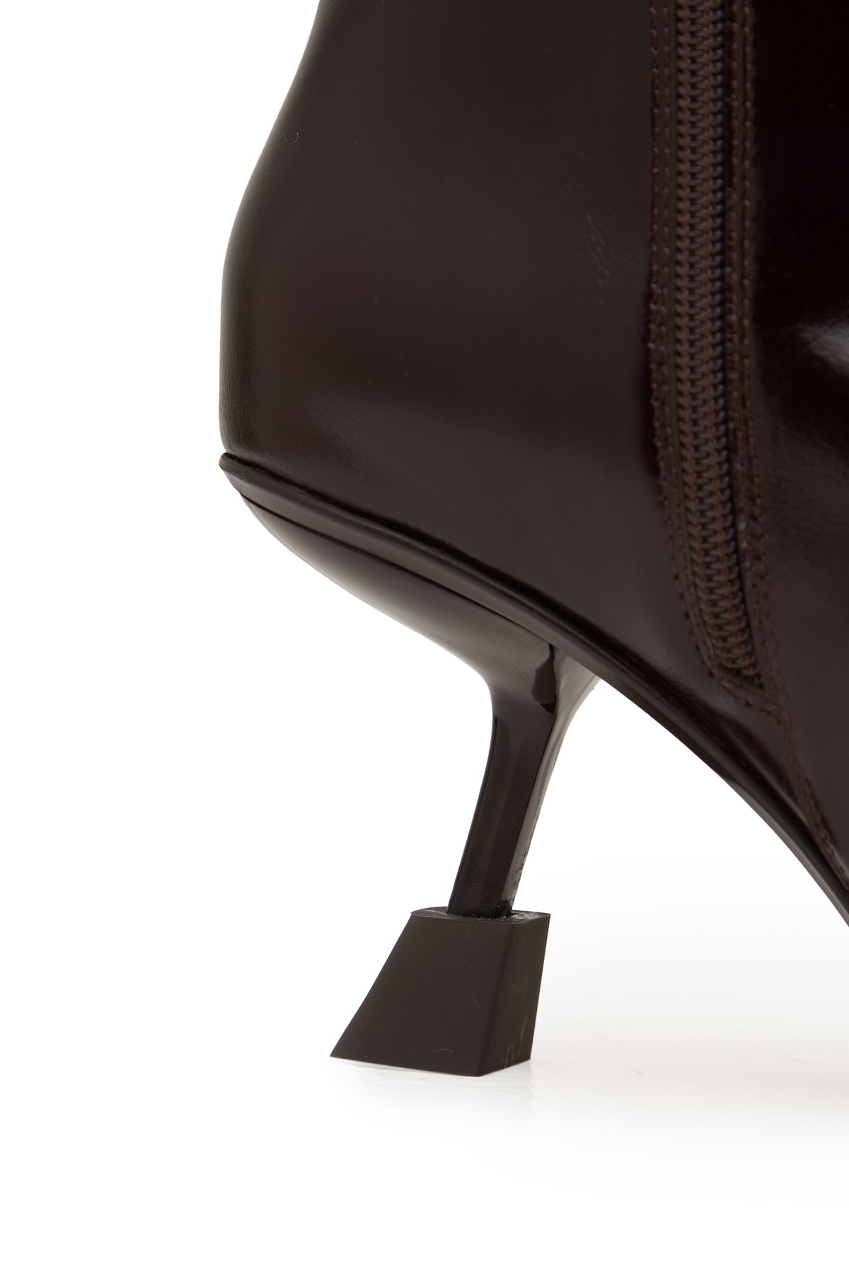 Stiefeletten aus Leder mit spitzer Kappe – Braun