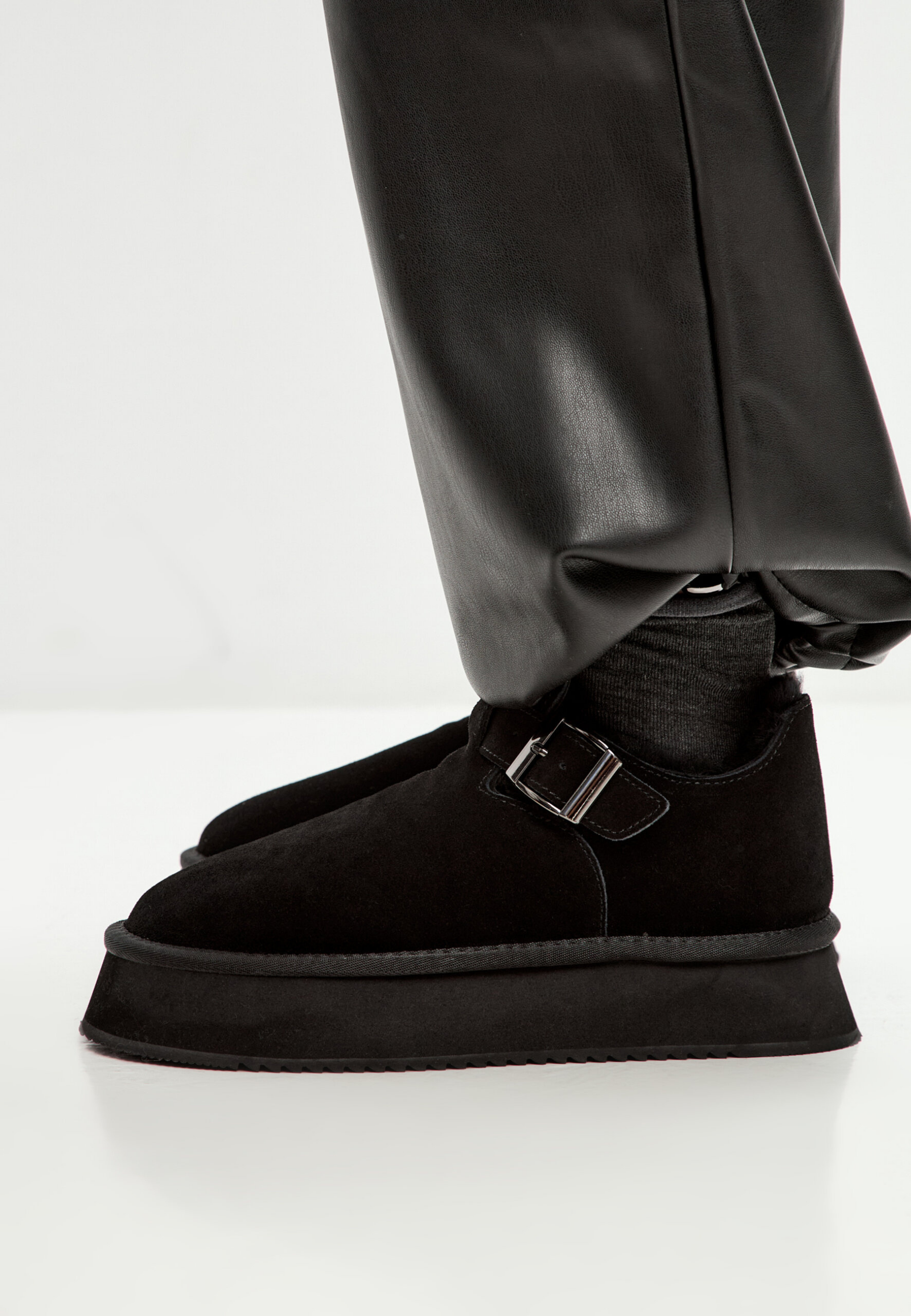 Cocoa loafers met gesp van schapenvacht – Zwart