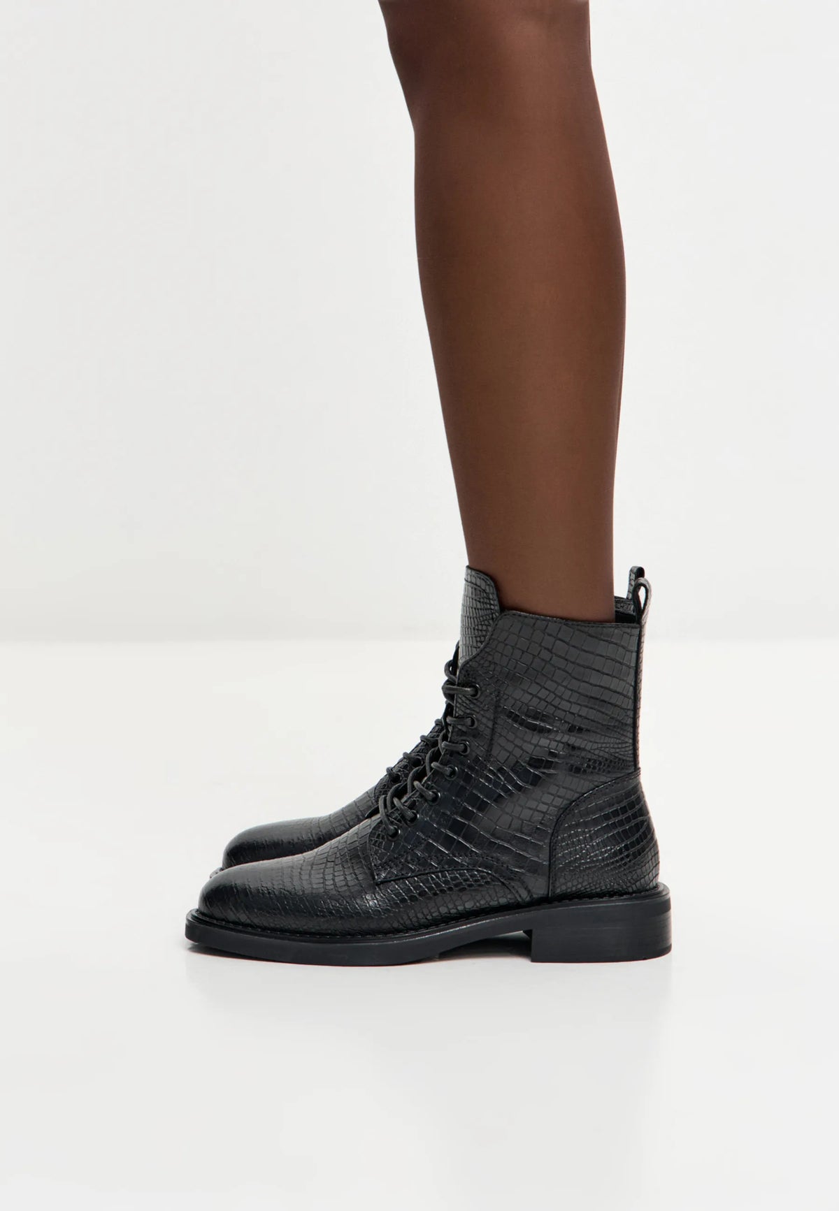 Urban Minimal Lace-Up Boots - Black