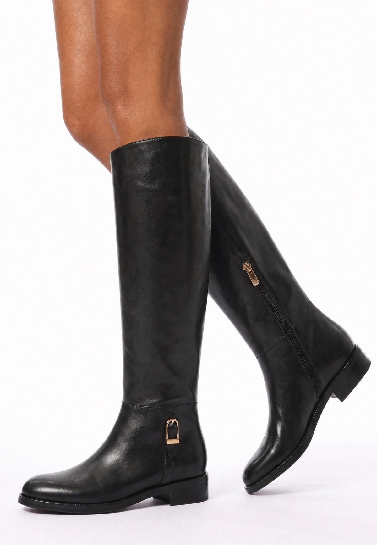 Botas altas em pele com fivela