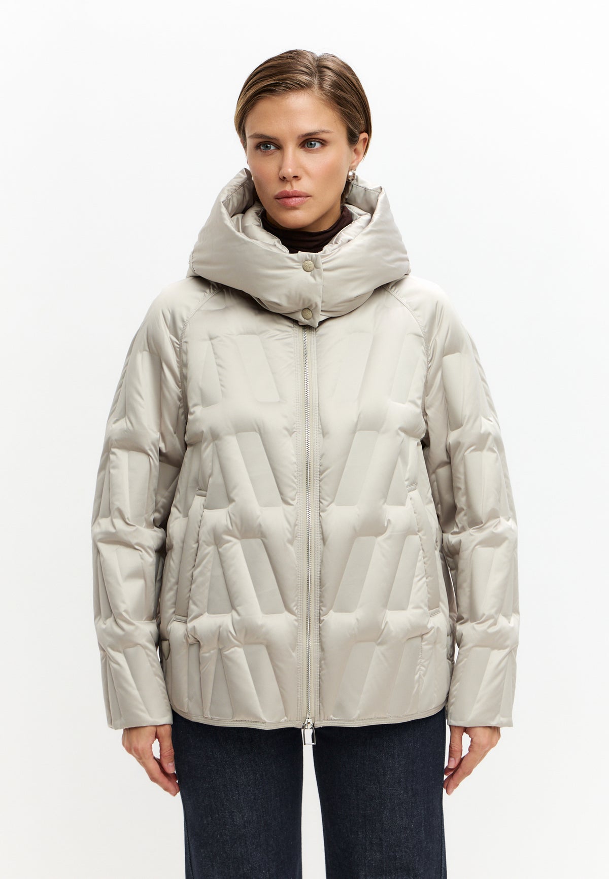 Chaqueta corta acolchada con capucha y diseño chevron – Beige