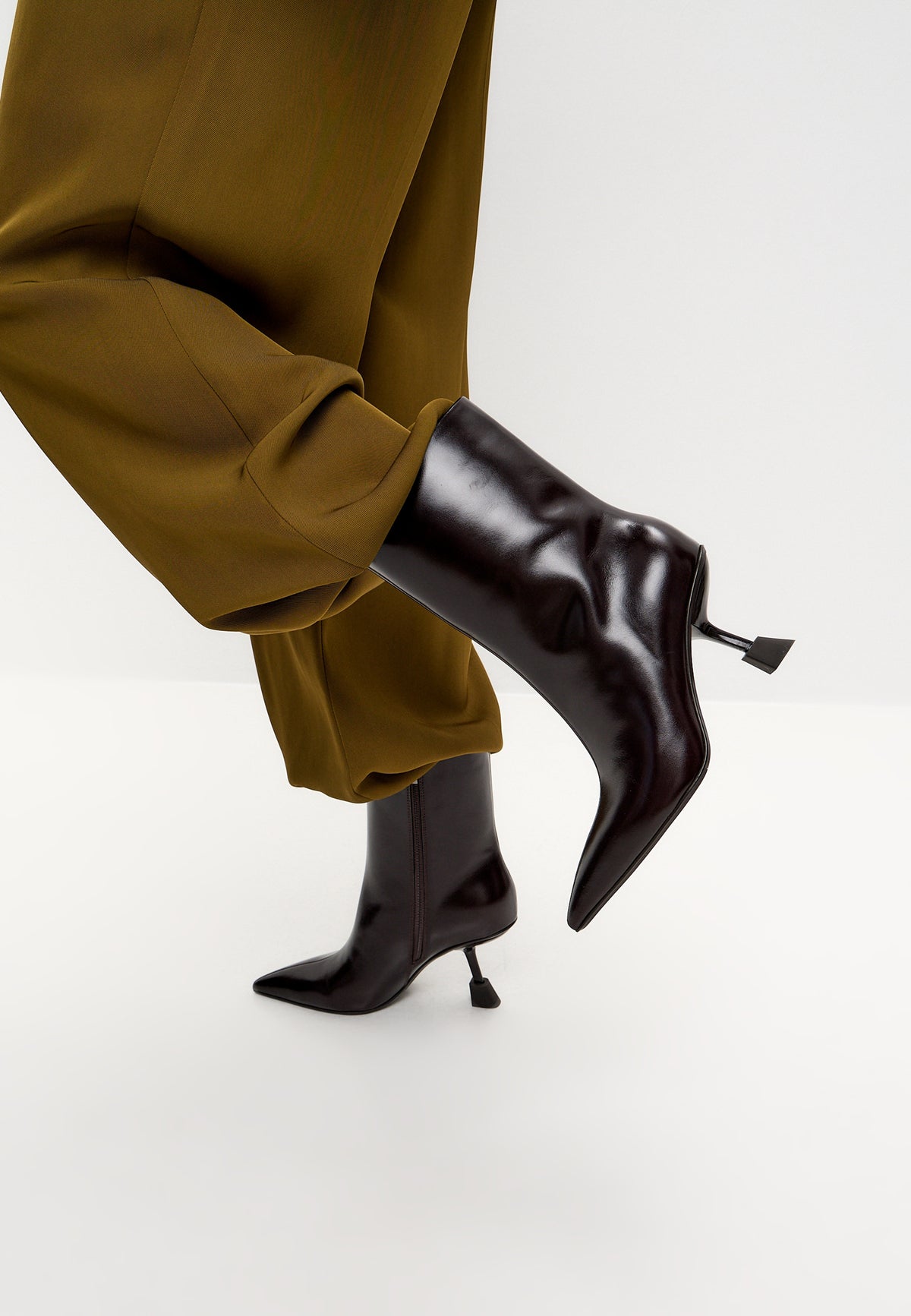 Botines de piel con punta – Marrón